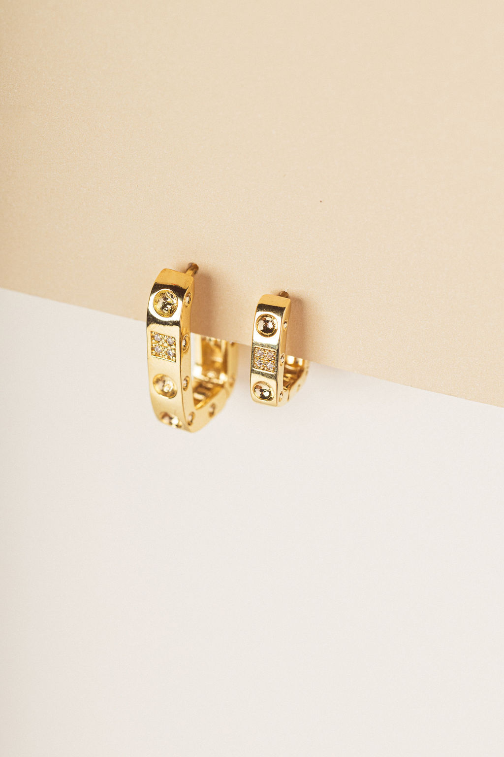 Oval Earring.